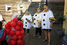 847993 Groepsportret van 'De Pierrots' en 'Flipje van Tiel' (verklede bewoners van de Zeven Steegjes), vóór de optocht ...